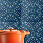 Carreau Motif géométrique Mosaic bleu marine<br><div class="desc">Ce carrelage en céramique se caractérise par des motifs symétriques qui dégagent une atmosphère d'élégance et de sophistication. L'arrière - plan bleu foncé sert de toile aux formes géométriques fascinantes dans des tons plus clairs de bleu et blanc. Ces formes créent un effet kaléidoscopique, attirant l’oeil du spectateur au centre...</div>