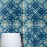 Carreau Motif géométrique Mosaïque bleu doux et Indigo<br><div class="desc">Ce carrelage en céramique présente un design kaléidoscopique fascinant. Au coeur du carrelage se trouve un motif complexe en forme d'étoile, qui sert de point focal d'où rayonnent les formes géométriques symétriques vers l'extérieur. Le design est complexe mais harmonieux, créant une illusion optique de profondeur et de mouvement qui attire...</div>