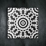 Carreau Motif géométrique noir et blanc complexe<br><div class="desc">Ce carrelage décoratif en céramique présente un motif géométrique complexe, à la fois captivant et complexe. Le design se compose d'un contraste saisissant entre les tons noir et blanc. Au coeur du carrelage se trouve une forme étoilée qui forme le noyau du design. De ce point central, une série de...</div>