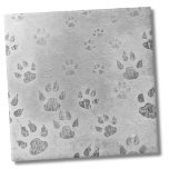 Carreau Motif gris pâle<br><div class="desc">Le motif empreinte de patte captivant dans ce design a une esthétique rugueuse unique avec une coloration générale de contraste blanc et gris clair. Cette interactivité saisissante d'empreintes de pattes mixtes apporte une touche de charme rustique à l'esthétique générale. Que vous soyez un amoureux ou un propriétaire d'animal de compagnie,...</div>