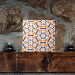 Carreau Motif Hexagones géométriques à crème bleue orange<br><div class="desc">Ce carrelage en céramique présente un motif géométrique captivant composé de motifs en forme d'étoile entourés d'un ensemble de triangles et d'autres polygones, créant un effet kaléidoscopique. La palette de couleurs est une combinaison frappante de couleurs orange tendre, bleu marine profond et blanc, qui ensemble créent un contraste saisissant. Chaque...</div>