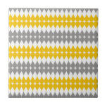 Carreau Motif jaune et gris de baisse de larme<br><div class="desc">Un motif à la mode de larme dans jaune et le gris sur un arrière - plan blanc.</div>