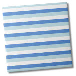 Carreau Motif moderne tendance Bleu Bleu Bleu<br><div class="desc">Simple moderne Gras Turquoise Bleu Grille Motif carreaux céramique simple. Utilisez vertical ou horizontal ! Super doux petit imprimé rayé avec cool moderne couleurs turquoise et bleu bébé contrastant avec le blanc. Idéal pour une salle de bain pour garçons, ou un arrière-plan de cuisine amusant et audacieux. Que vous souhaitiez...</div>