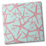 Carreau Motif nautique Starfish Beach House<br><div class="desc">Une jolie plage côtière turquoise ou de mer rose corail motif avec étoiles de mer. N'hésitez pas à changer la couleur de l'arrière - plan pour qu'elle corresponde à votre espace ! Que vous souhaitiez utiliser ce carrelage comme petit dessous de verre ou trivet pour boire un verre ou une...</div>