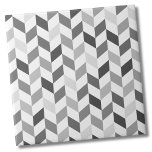 Carreau Motif simple gris Herringbone<br><div class="desc">Utilisez cette simple toile de fond gris et blanc pour customiser vos propres objets avec vos initiales ou personnalisez-les selon vos besoins. Que vous souhaitiez utiliser ce carrelage comme petit dessous de verre ou trivet pour boire un verre ou une assiette... vous allez grand avec un fond de cuisine ou...</div>