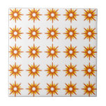 Carreau Motif Starburst moderne rouge-orange du milieu du<br><div class="desc">Design d'inspiration moderne du milieu du siècle avec motif vintage d'étoiles rouge-orange rétro sur un arrière - plan blanc. Design moderne simple et propre. Créez votre propre motif personnalisé en téléchargeant une nouvelle image, ou utilisez le bouton "message" pour contacter le concepteur pour obtenir de l'aide. Pour créer votre propre...</div>