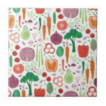 Carreau Motif végétal amusant<br><div class="desc">Motif de légumes délicieux et amusant sain parfait pour une cuisine de foodie, un végétalien, végétarien ou autre entreprise de restauration, café, restaurant, fermier, marchand de légumes, nutritionniste, cuisinier ou chef. Art original de Nic Squirrell.</div>