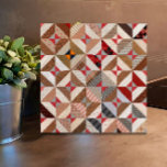 Carreau motif Vintage de 4,25 pouces élégant à patchwork<br><div class="desc">Cet élégant carrelage en céramique dispose d'un beau motif en patchwork vintage dans les tons colorés de rose/corail et taupe. Charme confortable et originalité pour votre cuisine, salle de bain, comptoir, fond de lit ou autre espace carrelé. Fait aussi un grand trivet. Un motif rustique, ancien, à l'allure graphique et...</div>
