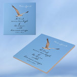Carreau Mouette Pas d'Oiseau Sort Trop Haut Bleu décoratif<br><div class="desc">Un mouette en vol survolant le ciel bleu clair carreaux décoratifs en céramique avec une citation inspirante et motivante de William Blake "Aucun oiseau ne s'envole trop haut s'il s'envole avec ses propres ailes." N'hésitez pas comme cet oiseau de mer et personnalisez ce carreau de céramique photographique côtier avec votre...</div>