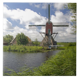 Carreau Moulin à vent le long d'un canal à l'est de Leiden