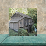 Carreau Moulin en bois vintage<br><div class="desc">Pour les collectionneurs d'histoire et de nostalgie ! Carrelage en céramique qui présente l'image photo d'un moulin à graisse en bois vintage qui est aujourd'hui un point de repère historique. Parfait pour une utilisation comme un trivit de cuisine ! Crédit : Cedar Creek Grist Mill - Woodland, Washington.</div>