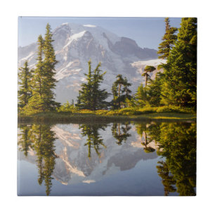 Carreau Mt. Rainier reflété dans un lac glaciaire près de 