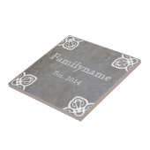 Carreau Nom de famille - blanc espagnol sur le travertin (Côté)