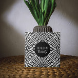 Carreau Nom De Famille Géométrique Noir Et Blanc Moderne<br><div class="desc">Design moderne et personnalisé de tuiles décoratives avec un motif en noir et blanc transparent avec un cercle noir au milieu et votre nom de famille personnalisé sur elle.</div>