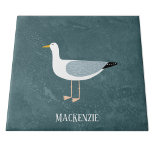 Carreau Nom de mouette mignonne<br><div class="desc">Une mouette coquine debout au bord de l'océan. Idéal pour les amateurs d'oiseaux sadiques et de la côte. Customisez-le en modifiant ou en supprimant le nom.</div>