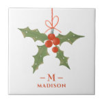 Carreau Nom du monogramme Noël Holly Winter Floral<br><div class="desc">Monogramme Nom Noël Holly Winter Floral Carreaux décoratifs dispose d'une décoration sainte en rouge et vert avec votre nom personnalisé et monogramme en élégant script rouge ci-dessous. Personnalisez en modifiant le texte dans les zones de texte fournies. Parfait pour l'anniversaire, les cadeaux de Noël, les meilleurs amis et plus. Conçu...</div>