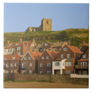 Carreau Nouveaux logements et église St Margarets, Whitby,