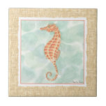 Carreau Ocean Orange Seahorse<br><div class="desc">Avez-vous déjà vu un cheval de mer de près ? Eh bien maintenant vous obtenez cette grande oeuvre d'art de Chariklia Zarris pour ajouter à votre amour de la collection de chevaux de mer. Zarris crée quelques-unes des meilleures oeuvres d'art de la vie marine qui vous permettra de vous détendre...</div>