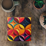 Carreau Oeuvre florale aux couleurs géométriques<br><div class="desc">Un design géométrique qui présente des formes angulaires audacieuses et des motifs répétitifs disposés symétriquement. Ce type de motif Art Déco, très populaire dans les années 1960, se caractérise par l'utilisation de couleurs vives, de lignes pointues et de formes géométriques. Dans ce coque, la motif en carrelage est colorée, avec...</div>