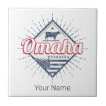 Carreau Omaha City Nebraska États-Unis Vintage USA<br><div class="desc">Omaha au Nebraska, ville en Amérique, souvenir design de vache vintage. Drapeau de la ville rétro Omaha pour un voyage aux États-Unis et au Nebraska ou des vacances sur la rivière Missouri. Omaha avec boeuf pour vacances aux USA. Ville d'Omaha aux États-Unis avec drapeau américain vintage bovin souvenir pour les...</div>