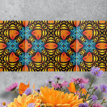 Carreau Organisations symétriques orange jaune bleu<br><div class="desc">Cette céramique dispose d'un beau motif qui attire l'oeil dans une danse de couleur et de forme. Le design complexe est caractérisé par des arrangements symétriques de teintes vibrantes, créant un effet d'illusion optique. Les formes orangées, qui ressemblent à des yeux ou des feuilles, sont centrales dans le motif, rayonnant...</div>