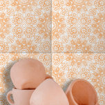 Carreau Orné blanc clair symétrique géométrique symétrique<br><div class="desc">Ce carrelage en céramique présente un design complexe, à la fois symétrique et sophistiqué. Le design est caractérisé par des formes fleuries, blanches et géométriques qui contrastent magnifiquement avec un arrière - plan chaud et coloré par la pêche. Le motif du carrelage est centré autour d'un élément en forme de...</div>