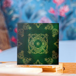 Carreau Ornements Celtiques Emerald Green Et Jaune Damask<br><div class="desc">Design élégant de carreaux décoratifs avec des ornements celtiques damassés jaunes sur un arrière - plan vert émeraude.</div>