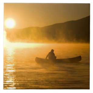 Carreau Pagaie dans la baie de Lily au lever du soleil, la