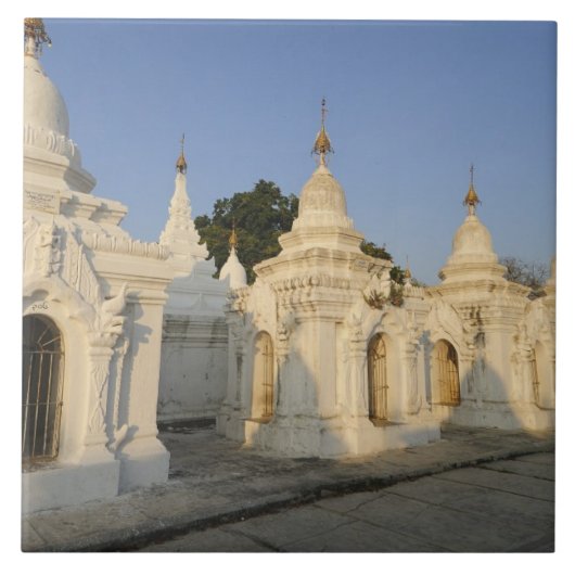Carreau Pagode Kuthodaw à Mandalay, connue sous le nom de (Devant)