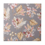Carreau Pampas herbe beige rose gris motif floral<br><div class="desc">Un arrière - plan gris/rose pâle "rose pastel". Décoré de gazon de pampas et de fleurs roses et d'herbe beige et dorée.</div>