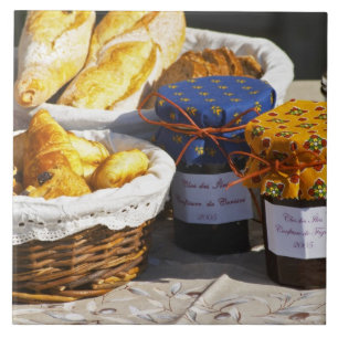 Carreau Panier avec croissants et pains au chocolat.