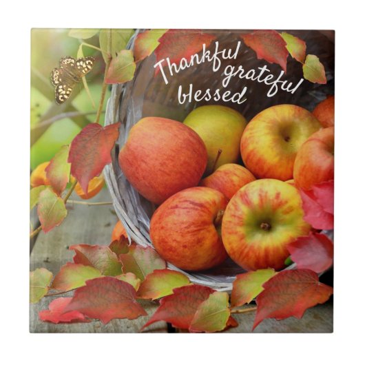 Carreau Panier de pomme coloré et feuilles d'automne. (Devant)