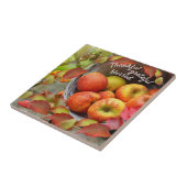 Carreau Panier de pomme coloré et feuilles d'automne. (Côté)