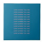 Carreau Paroles inspirantes et magnifiques Typographie Ble<br><div class="desc">Un adage de motivation mignon - Amour où vous êtes - avec une simple typographie en bleu et rose.</div>