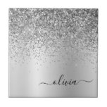 Carreau Parties scintillant d'argent Monogramme métallique<br><div class="desc">Argent Faux Foil Parties scintillant à étincelle métallique brossé Monogramme de métal Nom et carreaux de céramique initiale. Cela rend le cadeau parfait pour 16 ans,  mariage,  douche nuptiale,  anniversaire,  baby shower ou bachelorette pour quelqu'un qui aime le luxe glam et les styles chic.</div>