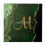 Carreau Parties scintillant d'or vert chic Agate Monogramm<br><div class="desc">Cet élégant carrelage décoratif personnalisé présente une élégante agate verte accentuée d'une parties scintillant en faux or. Personnalisez votre monogramme initial en écriture manuscrite avec votre nom ci-dessus. Un cadeau féminin unique pour l'anniversaire,  les fêtes et toute occasion spéciale. Conçu pour vous par des Tee - shirts extrêmes !</div>