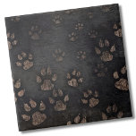 Carreau Paw<br><div class="desc">Le motif empreinte de patte captivant dans ce design semble avoir été minutieusement gravé autour de chaque patte, ce qui donne un mélange distinctif de contours noirs audacieux sur un fond neutre. Cette interactivité saisissante d'empreintes de pattes mixtes apporte une touche de charme rustique à l'esthétique générale. Que vous soyez...</div>