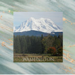 Carreau Paysage pittoresque du mont Washington Rainier<br><div class="desc">Carrelage en céramique avec une photo paysagère pittoresque du Mont Rainier recouvert de neige et d'une vallée verte dans l'État de Washington du Nord-Ouest du Pacifique. Sélectionnez votre taille de tuile. Fabrique une grande cuisine trivet et souvenir de voyage!</div>