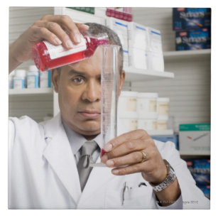Carreau Pharmacien mesurant la médecine liquide