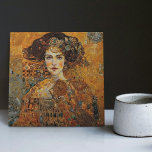 Carreau Phase d'or Gustav Klimt Mosaïque Edwardienne C<br><div class="desc">Cette belle céramique présente une oeuvre inspirée de la "phase dorée" de Gustav Klimt, représentant une femme de l'époque édouardienne. Pendant cette période, Klimt était fasciné par les mosaïques byzantines et développa sa technique de mosaïque à l'aide de feuilles d'or et de couleurs vives. Cette oeuvre rend hommage à l'approche...</div>