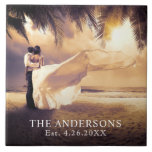 Carreau Photo Mariage de conservation personnalisée<br><div class="desc">Créez votre propre tuile personnalisée à l'aide d'une photo mariage préférée. Remplacez l'exemple de photo par le vôtre. Modifiez le texte de votre nouveau nom de famille et date mariage pour un souvenir unique et précieux pour votre nouvelle vie ensemble.</div>