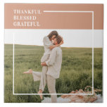 Carreau Photo moderne de Family | Thankful<br><div class="desc">Célébrez vos moments les plus chers avec cette élégante photo-art personnalisée "Thankful, Blessed, Grateful". Avec ses tons chauds, sa typographie moderne douce et son cadre épuré et minimaliste, ce design personnalisé ajoute du coeur et du sens à toute décoration de maison. Parfait pour Thanksgiving, l’automne ou toute saison de gratitude,...</div>