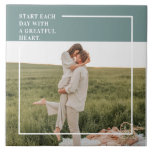 Carreau Photo moderne Green Famille Jolie Cadeau<br><div class="desc">Introduction the Modern Photo Green Family Lovely Gift! This gift is a parfait way to capting and celebrate the love and bond within a Gezy, while adding a touch of legance and modernity to any home décor.Le moderne Photo Green Family Lovely Gift n'est pas un seul mot d'un seul mot...</div>