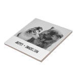 Carreau Photo simple, moderne personnalisée pour animaux d<br><div class="desc">Ajoutez votre propre photo et texte pour créer un cadeau photo unique. Ce carrelage en céramique est prêt à être customisé avec votre photo et vos propres noms ou message en lettres de style machine à écrire noir en détresse. Le style simple, moderne, noir et blanc est très réussi avec...</div>