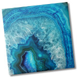 Carreau Pierre minérale bleu turquoise d'Aqua<br><div class="desc">Pierres, cristaux et minéraux sont un style tendance intemporel. Cette impression présente et une image rapprochée d'une pierre de géode bleue vibrante, avec des petits cristaux dans la poche d'agate. Une couleur turquoise ou bleu aqua, avec des lignes et des bandes uniques. Un look ludique mais moderne et élégant. Bright...</div>