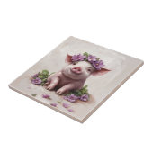 Carreau Piglet dans une couronne de fleurs violettes (Côté)