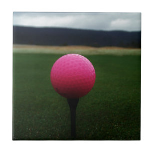 Carreau Pink Golf Ball sur un terrain de golf de montagne