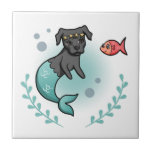 Carreau Pitbull de sirène<br><div class="desc">C'est une illustration de vecteur d'un pitbull de sirène et de son petit ami de poissons. Le chien de sirène a une couronne d'étoile sur sa tête. Il y a une guirlande d'algue au fond.</div>