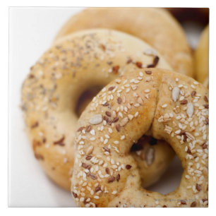 Carreau Plan rapproché des bagels assortis d'un plat