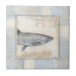 Carreau Poisson gris sur Arrière - plan beige<br><div class="desc">L'artiste Norman Wyatt est talentueux et connu pour ses grandes gravures d'art de la vie marine. Dans cette image vive, il capture un poisson gris dans son style le plus naturel. Il a également ajouté un cadre bleu et beige d'inspiration vintage pour le rendre plus unique et contemporain. Cette oeuvre...</div>